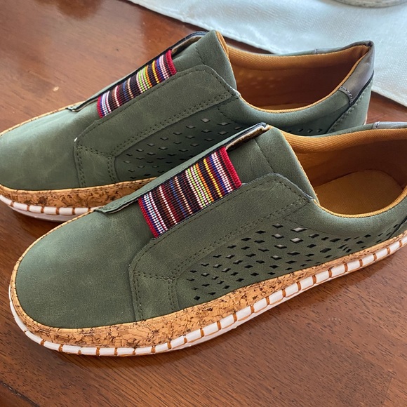 Brand new shoes. - Picture 1 of 4